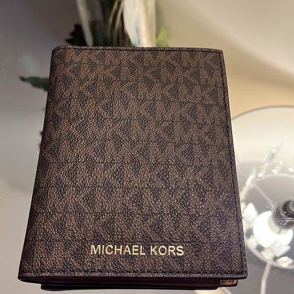 Authentic Michael Kors passport holder - Picture 4 of 4